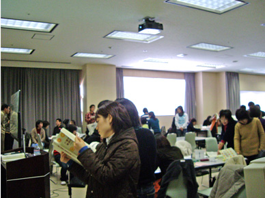 図1 受講生は研究熱心.jpg
