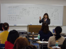 図3 講義に熱が入る佐藤.jpg